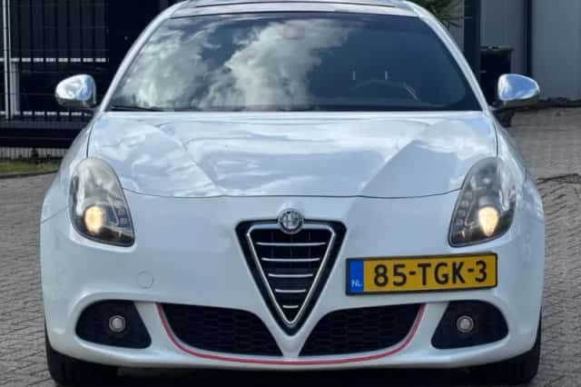 Alfa Romeo Giulietta (2012) thumbnail 2