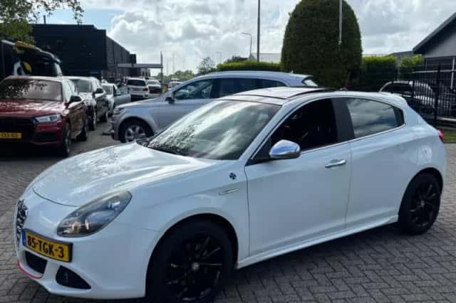 Alfa Romeo Giulietta (2012) thumbnail 4