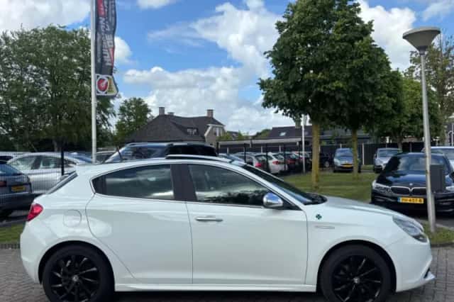 Alfa Romeo Giulietta (2012) thumbnail 5
