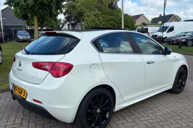 Alfa Romeo Giulietta (2012) thumbnail 6