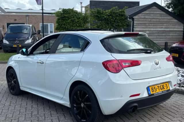 Alfa Romeo Giulietta (2012) thumbnail 8