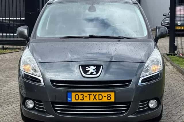 Peugeot 5008 (2012) thumbnail 2