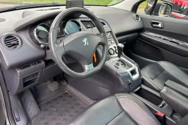 Peugeot 5008 (2012) thumbnail 11