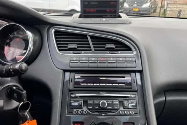 Peugeot 5008 (2012) thumbnail 14