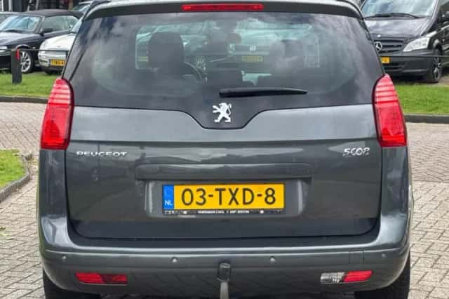 Peugeot 5008 (2012) thumbnail 4