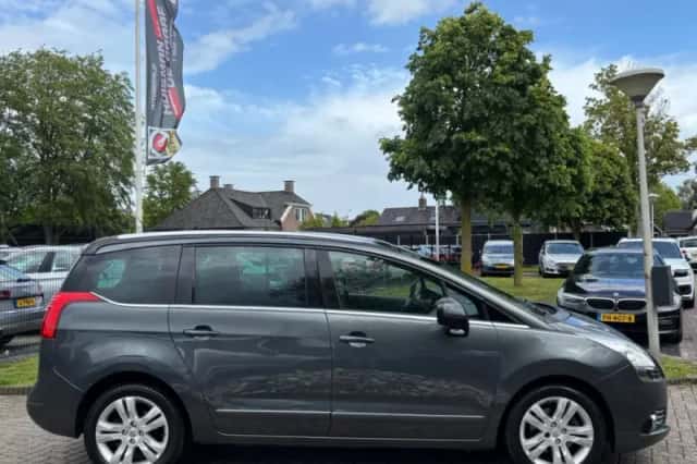 Peugeot 5008 (2012) thumbnail 6