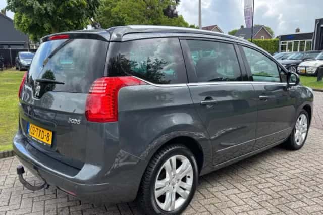 Peugeot 5008 (2012) thumbnail 7