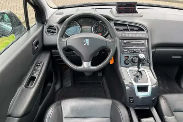 Peugeot 5008 (2012) thumbnail 9