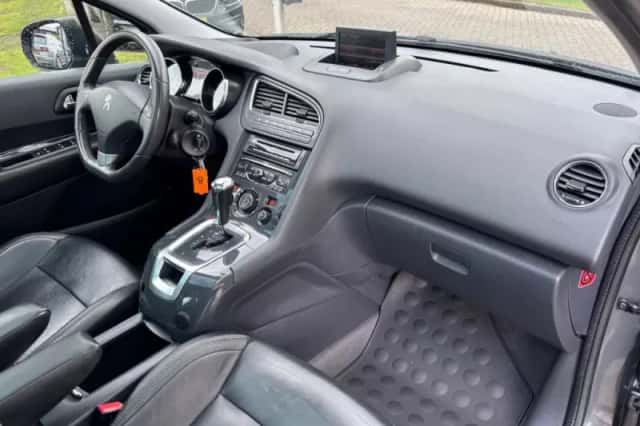 Peugeot 5008 (2012) thumbnail 10