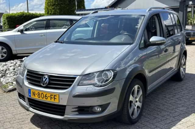 Volkswagen Touran (2010) thumbnail 1