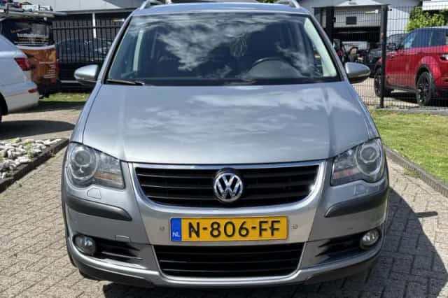 Volkswagen Touran (2010) thumbnail 2