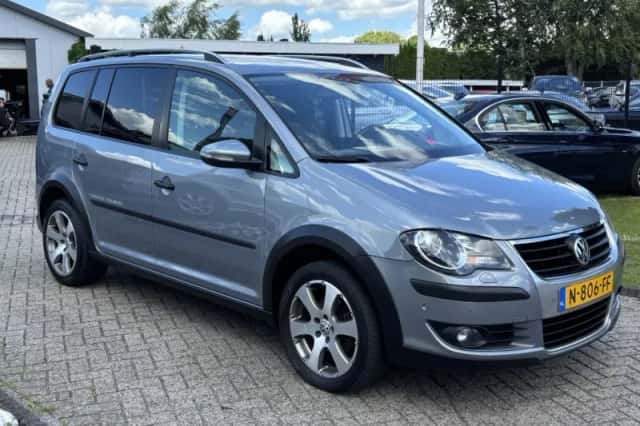Volkswagen Touran (2010) thumbnail 3