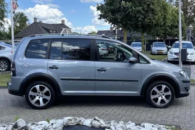 Volkswagen Touran (2010) thumbnail 4