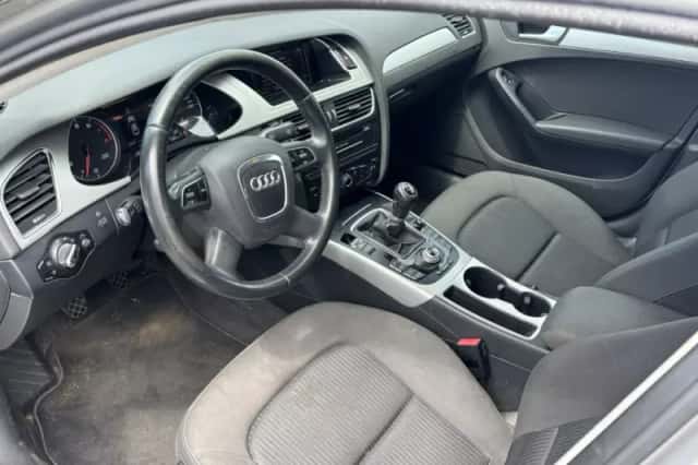 Audi A4 (2010) thumbnail 5
