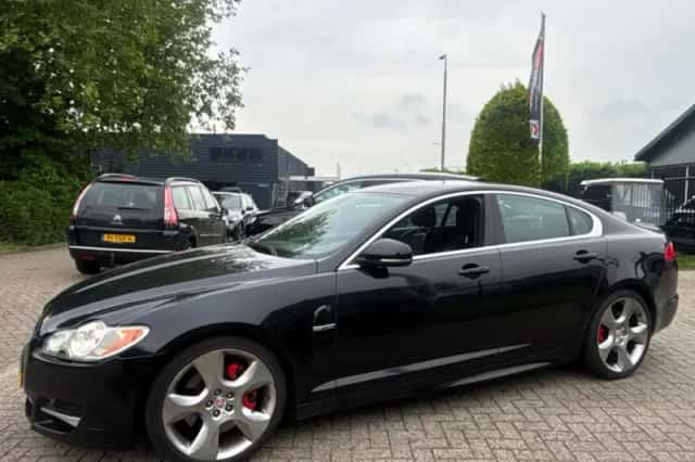 Jaguar XF (2010) thumbnail 4