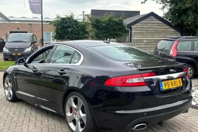 Jaguar XF (2010) thumbnail 5
