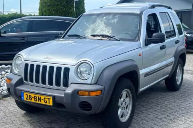 Jeep Cherokee (2004) thumbnail 1