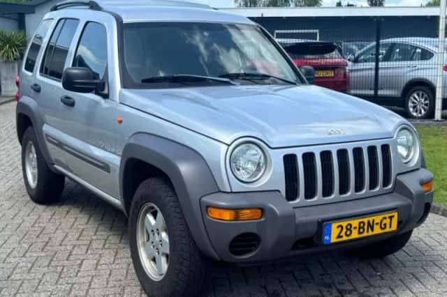 Jeep Cherokee (2004) thumbnail 2