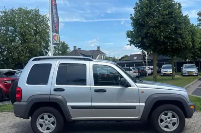 Jeep Cherokee (2004) thumbnail 3