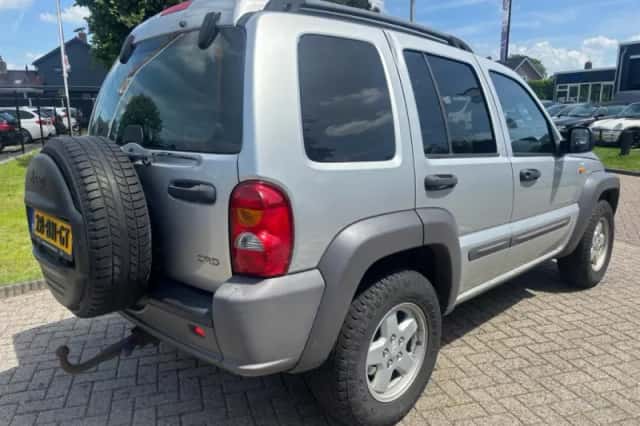 Jeep Cherokee (2004) thumbnail 4