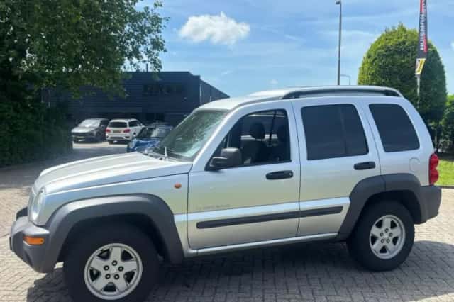 Jeep Cherokee (2004) thumbnail 5
