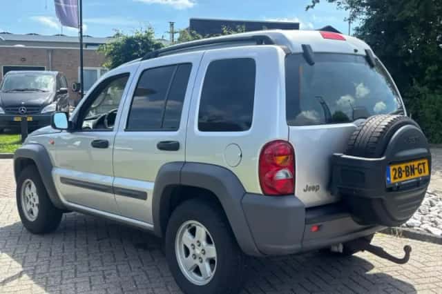 Jeep Cherokee (2004) thumbnail 6
