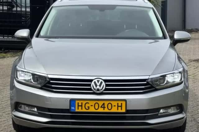 Volkswagen Passat (2015) thumbnail 3