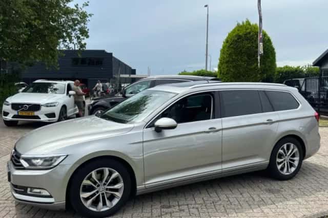 Volkswagen Passat (2015) thumbnail 6