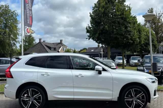Volvo XC60 (2018) thumbnail 3