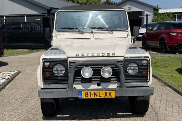 Land Rover Defender (1988) thumbnail 2