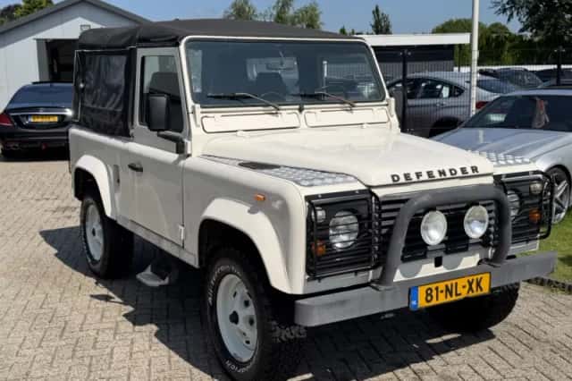 Land Rover Defender (1988) thumbnail 3