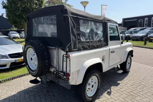 Land Rover Defender (1988) thumbnail 4