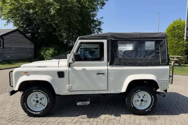 Land Rover Defender (1988) thumbnail 6