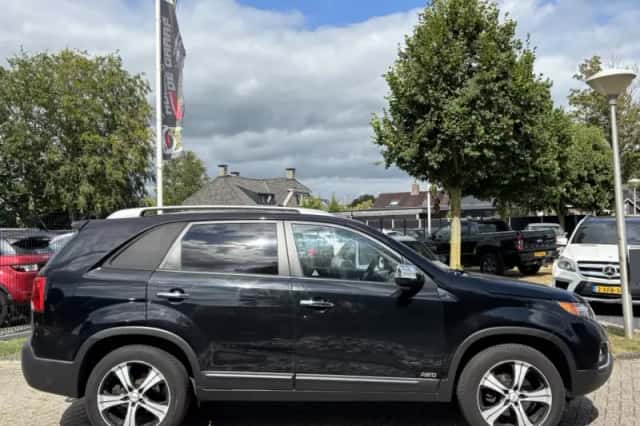 Kia Sorento (2011) thumbnail 3