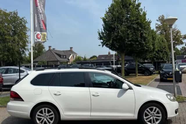 Volkswagen Golf (2010) thumbnail 5