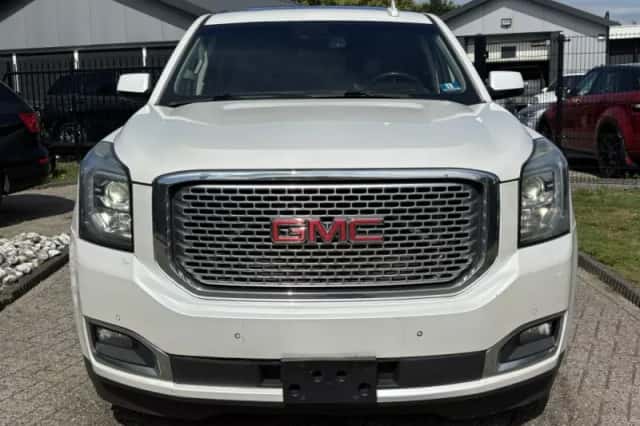 GMC Yukon (2016) thumbnail 2