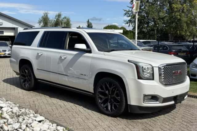 GMC Yukon (2016) thumbnail 3