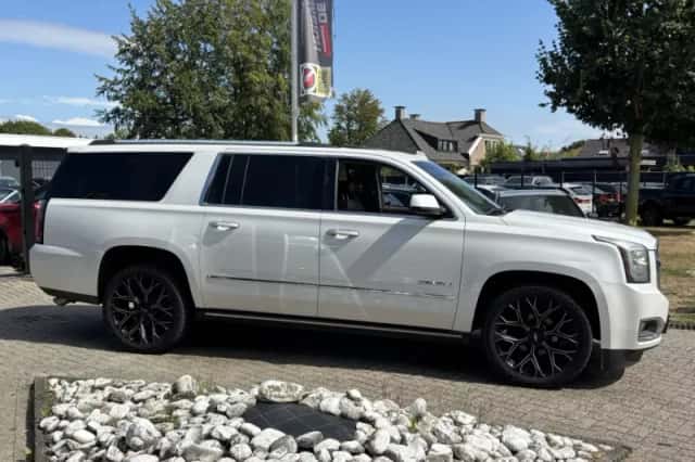 GMC Yukon (2016) thumbnail 4