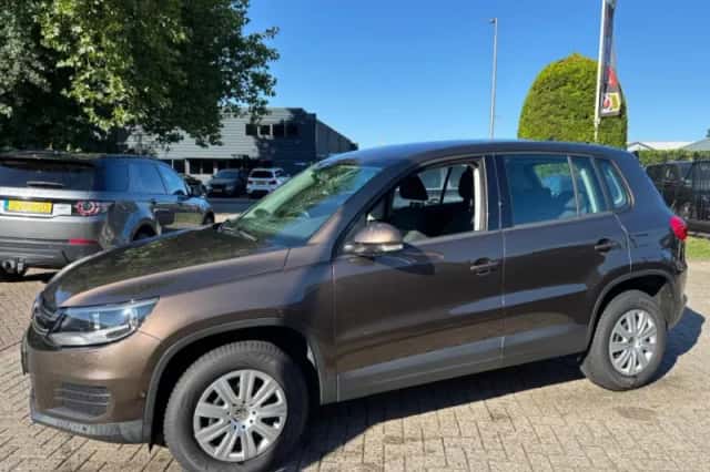 Volkswagen Tiguan (2011) thumbnail 2