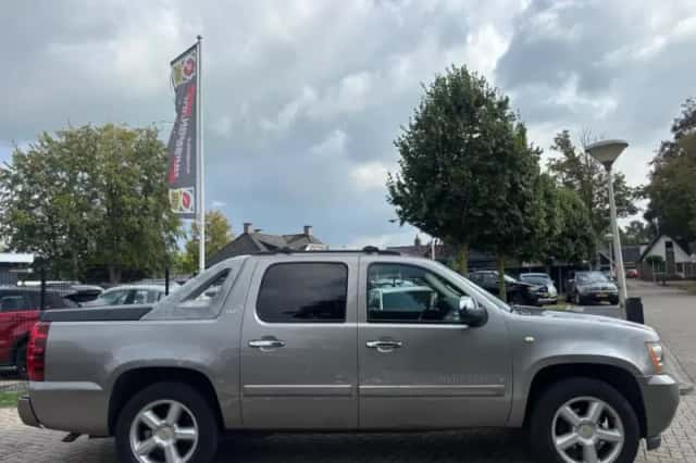 Chevrolet Avalanche (2008) thumbnail 4