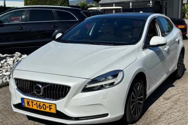 Volvo V40 (2016) thumbnail 1