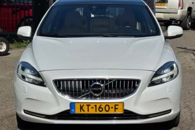 Volvo V40 (2016) thumbnail 2