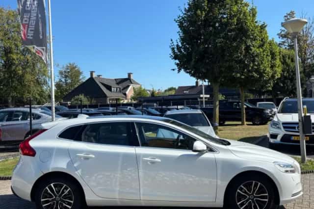 Volvo V40 (2016) thumbnail 4