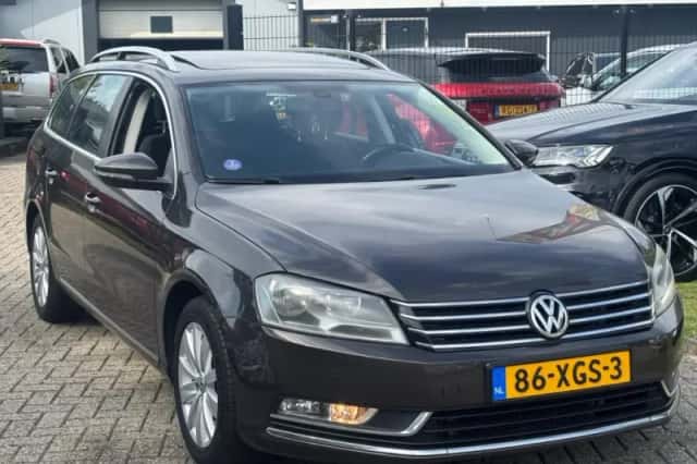 Volkswagen Passat (2012) thumbnail 2
