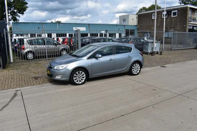 Opel Astra (2011) thumbnail 1