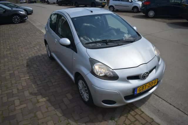 Toyota Aygo (2009) thumbnail 3