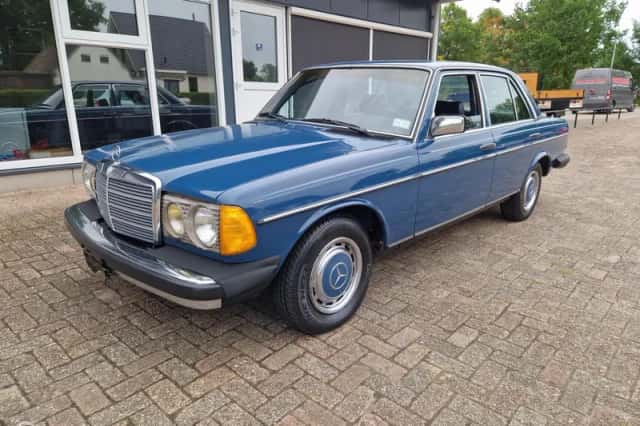 Mercedes-Benz 240 (1984) thumbnail 2