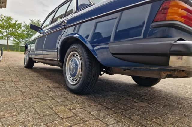 Mercedes-Benz 240 (1984) thumbnail 4