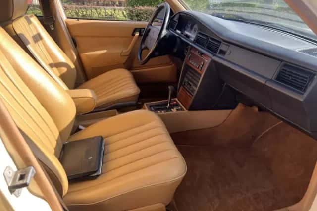 Mercedes-Benz 190-Serie (1991) thumbnail 4