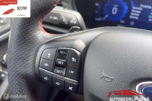 Ford Focus (2021) thumbnail 5